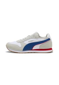 Puma-Sneaker mit einem weißen Mesh-Obermaterial, grauen Wildlederakzenten, blauen und roten Streifen sowie einer Gummi-Laufsohle. Runde Zehenform.