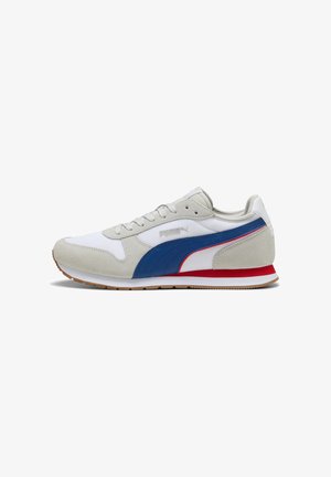 Zapatillas Puma con una parte superior de malla blanca, acentos de ante gris, rayas azul y roja, y una suela de goma. Diseño de punta redondeada.