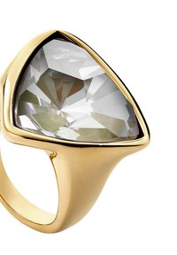 Anillo de oro con una piedra transparente facetada en forma triangular, rodeada por una banda lisa. La piedra muestra una variedad de reflejos sutiles.