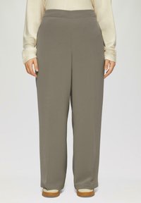Hellbraune, weit geschnittene Hose aus weichem Stoff, mit hohem Bund und subtilem Glanz, ohne sichtbare Muster oder Metallteile.