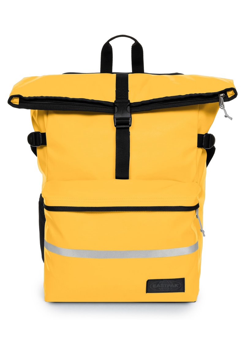 Mochila amarilla con tapa enrollable hecha de material duradero. Cuenta con un bolsillo frontal con cremallera, correas negras y una franja reflectante plateada para mayor visibilidad.