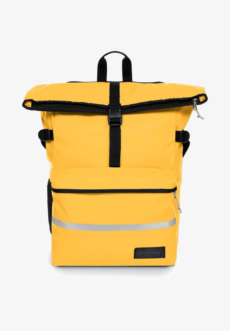 Mochila amarilla con tapa enrollable hecha de material duradero. Cuenta con un bolsillo frontal con cremallera, correas negras y una franja reflectante plateada para mayor visibilidad.