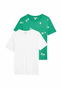 Dos camisetas: una camiseta verde con bordado floral blanco y una camiseta blanca con un bolsillo texturizado. Ambas tienen mangas cortas y un corte relajado.