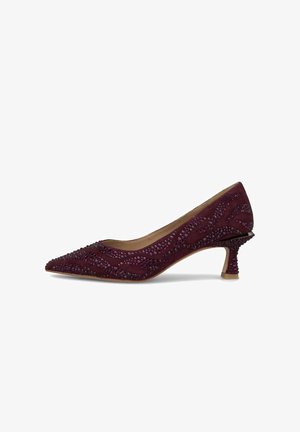 Décolleté in camoscio bordeaux con punta affilata, impreziosita da perline viola in un motivo a onda, con un tacco corto e scolpito.