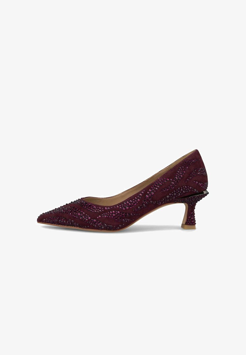 Escarpin en suède bordeaux à bout pointu, orné de perles violettes en motif vagues, avec un petit talon sculpté.
