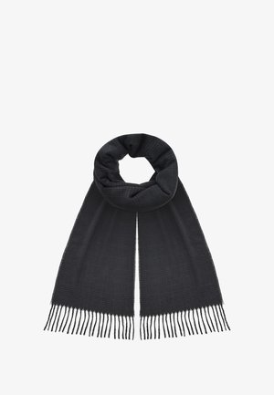 Czarna szal w kratę o miękkiej teksturze, z frędzlami na końcach i okrągłym wzorem ułatwiającym noszenie.