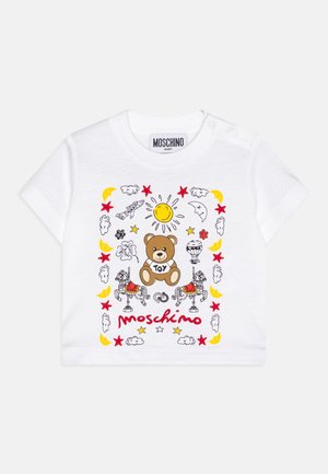 Hvid baby t-shirt med bamse, der holder "toy" hjerte, sol, karruselsheste, stjerner, måner, skyer og "Moschino" tekst i rødt.