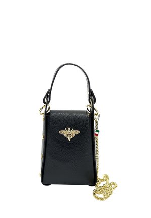 Sac à main en cuir texturé noir avec un emblème d'abeille en or sur le rabat, une poignée supérieure et une bandoulière chaîne dorée avec un petit pendentif drapeau italien.
