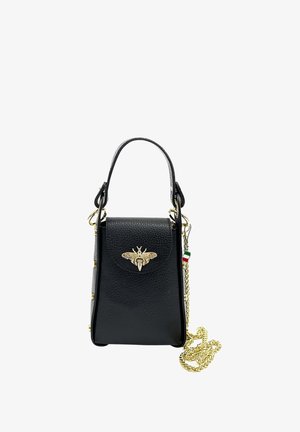 Zwarte handtas van getextureerd leer met een gouden bij-embleem op de klep, een handvat aan de bovenkant en een gouden kettingriem met een kleine Italiaanse vlag bedel.