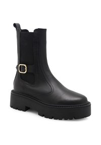 Czarny skórzany botek za kostkę z elastycznymi panelami po bokach, masywną, bieżnikowaną podeszwą oraz ozdobną złotą sprzączką z boku. Gładka tekstura.