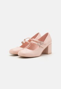 Pantofi Mary Jane din piele sintetică roz, cu vârful rotund, două curele reglabile și un toc gros. Textură netedă și design minimalist.