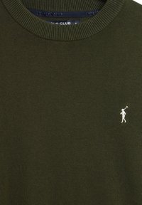 Olivgrön stickad tröja, rund hals, ribbade muddar och nederkant, har en liten vit golfar-logotyp på vänster bröst.