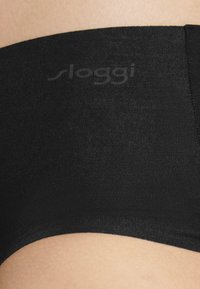 Zwarte Sloggi ondergoed met een gladde, elastische stof, voorzien van een subtiel logo en een naadloos ontwerp voor comfort en pasvorm.