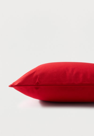 Φωτεινό κόκκινο ορθογώνιο μαξιλάρι που ακουμπά σε ανοιχτό γκρι επιφάνεια, φαίνεται από τα πλάγια δείχνοντας το πλήρες μήκος και την ομαλή υφή του υφάσματος.