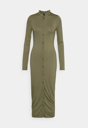 Vestido verde-azeitona de mangas longas com gola plissada e fecho à frente com botões. Feito de um tecido macio e elástico; apresenta uma silhueta ajustada.