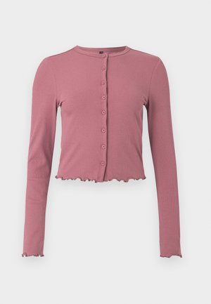 Prążkowany, skrócony kardigan w kolorze mauve z długimi rękawami, okrągłym dekoltem i zapięciem na guziki. Posiada falbany na mankietach i na dole.