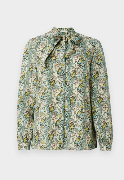Bluză cu mânecă lungă, având un gât cu fundă, realizată dintr-un material ușor, cu un model floral și abstract multicolor pe un fundal deschis.