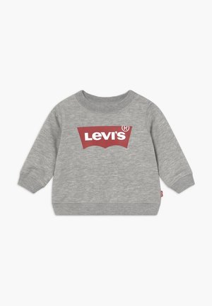 Šedá bavlněná mikina s dlouhými rukávy, žebrovanými manžetami a kulatým výstřihem. Na přední straně je červené logo Levi's v kontrastním designu.