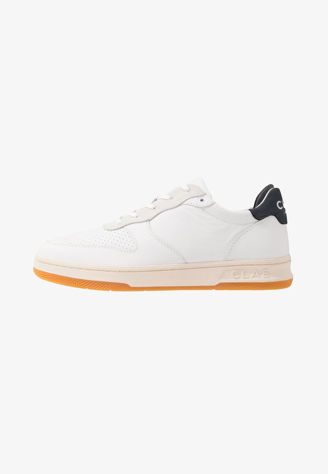 MALONE - Joggesko - white/navy