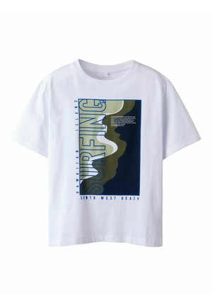 Biała koszulka z krótkim rękawem z niebieską, zieloną i beżową abstrakcyjną grafiką mapy plaży oraz tekstem „Surfing Hawaiian Island South West Beach.”