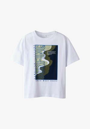 Λευκό κοντομάνικο T-shirt με μπλε, πράσινο και μπεζ αφηρημένο γραφικό χάρτη παραλίας και κείμενο που γράφει "Surfing Hawaiian Island South West Beach."