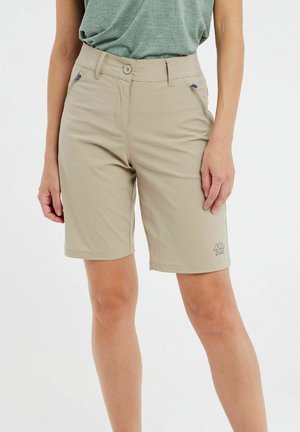 Beige Shorts mit glatter Textur, ausgestattet mit Gürtelschlaufen, einem Knopfverschluss und zwei Seitentaschen. Branding auf dem linken Bein.