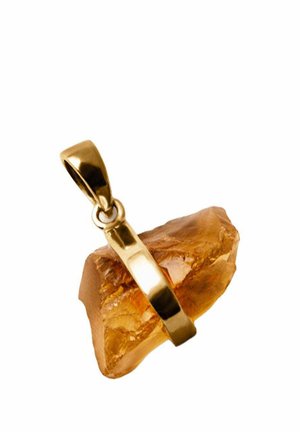 Colgante de piedra ámbar dorado con forma irregular, montado en un cierre y asa de metal dorado pulido para collar.
