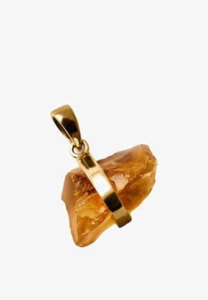 Colgante de piedra ámbar dorado con forma irregular, montado en un cierre y asa de metal dorado pulido para collar.