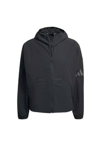 Crna, lagana jakna s kapuljačom, zatvaranjem na patentni zatvarač, elastičnim manžetama i dva prednja džepa. Ima teksturirani materijal i suptilan logotip.