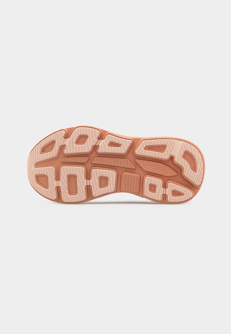 Semelle d'une chaussure de course p êche et beige avec un motif de bande de roulement texturé conçu pour l'adhérence et la traction sur des surfaces planes.