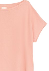 Jasnoróżowa bluzka z krótkim rękawem o luźnym kroju, miękkiej fakturze, szerokim dekolcie i minimalnych detalach szwów na brzegach.