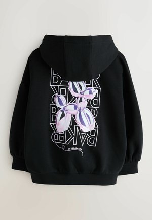 Crna dukserica s grafikom balona u ljubičastoj i bijeloj boji na leđima. Ima kapuljaču s vezicama i rebraste manžete. Mekana tkanina.