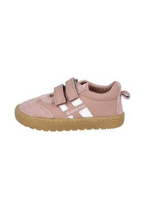 Zapatillas de piel y ante rosa con acentos blancos, que cuentan con dos tiras de Velcro y una suela de goma texturizada para mayor agarre.