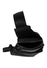 Borsa in pelle nera con due scomparti con cerniera, finitura testurizzata e una tracolla robusta per il trasporto.