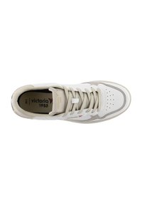 Sneakers bianche con accenti grigio chiaro, tomaia in pelle testurizzata, punta perforata e lacci beige. Logo del brand sul lato e nella soletta.
