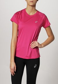 Rosa atletisk t-shirt med korta ärmar, tillverkad av mjukt tyg. Har en rund halsringning och en diskret logga på vänster bröst.