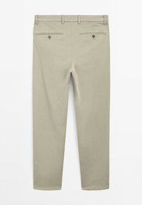 Beiga byxor med en jämn textur, som har två bakfickor med knappar och förstärkt sömnad längs fickans sömmar.