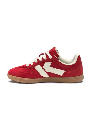Sneaker in suede rosso con lacci bianchi, design bianco a forma di chevron sul lato e suola in gomma marrone, vista laterale.