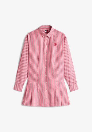 Camicia a maniche lunghe a righe verticali rosa e bianche con colletto button-down, fondo plissettato e dettaglio ricamato sul petto.