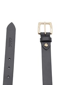 Zwarte leren riem met een vierkante gouden gesp, met een gladde textuur, puntige uiteinde en vijf gaten voor maatverstelling.