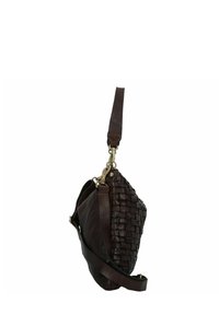 Borsa a spalla in pelle marrone con texture intrecciata, dotata di tracolla removibile e accessori in ottone, che presenta una forma triangolare.