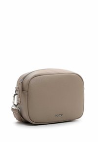 Beige Leder Umhängetasche mit glatter Textur, rechteckiger Form, silberner Hardware und Reißverschluss. Logo auf der Vorderseite geprägt.