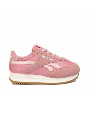 Rosa Reebok Sneakers im Low-Top-Design mit Schnürverschluss, weißer Zwischensohle, Gummi-Außensohle und gebrandetem Logo an der Seite und Ferse.
