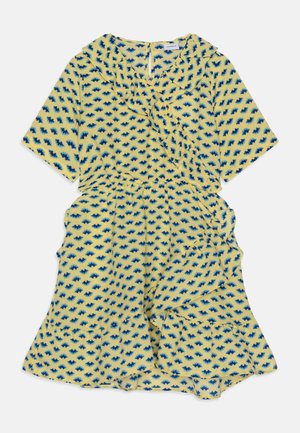 Robe jaune à manches courtes avec motif de feuilles bleues, col et ourlet à volants, taille élastique et fermeture à boutons sur le devant.