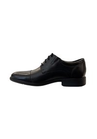 Zapato de vestir de piel negra con textura suave, puntera puntiaguda y diseño de cordones. Presenta costuras sutiles y una suela de goma duradera.