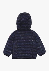 Mørkeblå pufferjakke med hætte, kviltet design og flerfarvet prikmønster. Har elastiske manchetter og en cropped silhuet.