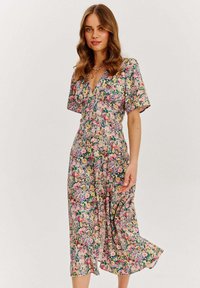 Květinové midi šaty s krátk�ými rukávy, s výstřihem do V, barevným květinovým vzorem na světlém pozadí a vzdušným střihem.