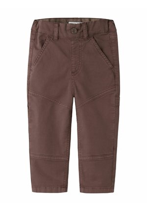 Pantalon enfant marron avec bouton devant, passants pour ceinture, deux poches latérales inclinées et coutures renforcées aux genoux, posé à plat sur fond blanc.