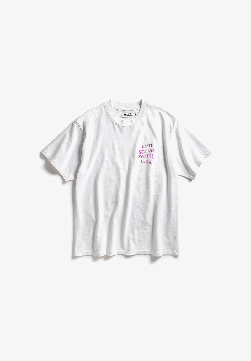 Biała bawełniana koszulka z krótkim rękawem i okrągłym dekoltem. Na lewej piersi widoczny tekst w różowym kolorze: "ANTI SOCIAL SOCIAL CLUB".