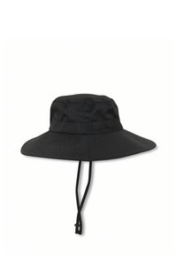 Svart bucket hat med bred, platt brätte, tillverkad av slätt tyg. Har en logopatch och justerbara hakband för en säker passform.